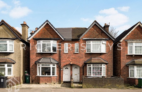 Watford House | Watford Large 5BR Home | Contractors & Families