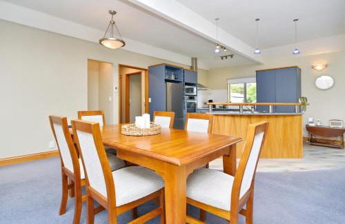 Akaroa House | Watson Street - Bookahome