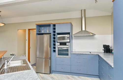 Akaroa House | Watson Street - Bookahome