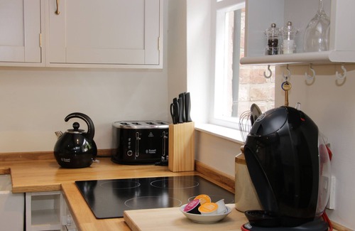 Malpas Cottage | WATTLE COTTAGE, pet friendly, character holiday cottage in Malpas