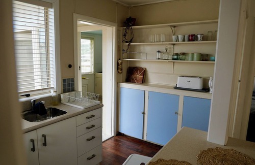 Raglan Cottage | Wave and point break cottage