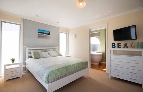 Sisters Beach House | Wave crest at Sisters Beach