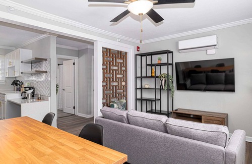 Cottage Line Apartment | Wave Suite / Right on the Beach!