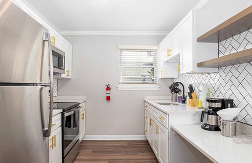 Cottage Line Apartment | Wave Suite / Right on the Beach!