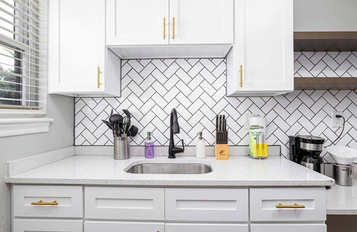 Cottage Line Apartment | Wave Suite / Right on the Beach!