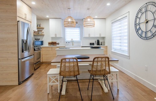 Kingsville House | WaveCrest Cottage -KINGSVILLE - Premium Comfort