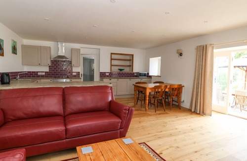 Burgh Castle Cottage | WAVENEY VIEW COTTAGE, pet friendly, with a garden in Burgh Castle