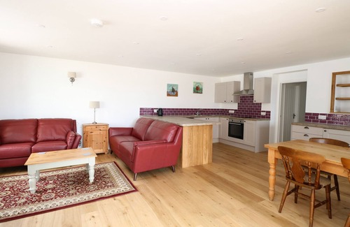 Burgh Castle Cottage | WAVENEY VIEW COTTAGE, pet friendly, with a garden in Burgh Castle
