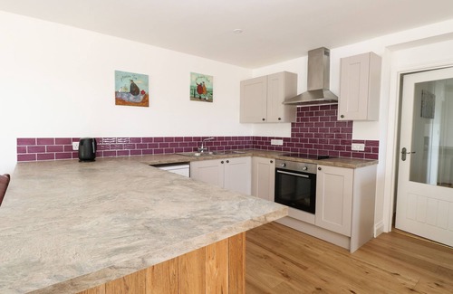 Burgh Castle Cottage | WAVENEY VIEW COTTAGE, pet friendly, with a garden in Burgh Castle