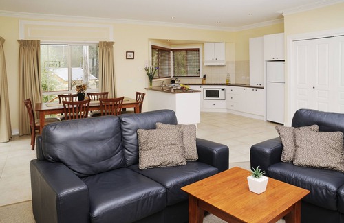 Lakes Entrance Cottage | Waverley House Cottages
