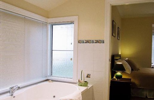 Lakes Entrance Cabin | Waverley House Cottages