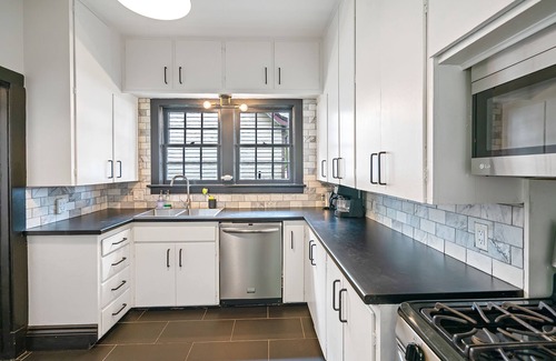 Waverly Beach Cottage | Waverly Place – Waterfront Beauty-Sleeps 8-Lovely Screened in Porch