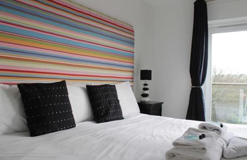 Vazon Bay Apartment | Waves Guest Suites