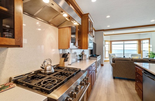 Seaside House | Waves:}Hot-Tub~Ocean/Mt/Golf/Surf Views~Bikes~LgStocked Kitchen~DogOK~CornHole~
