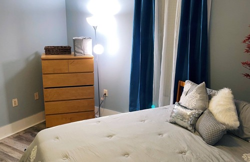 Asylum Hill Apartment | Waves of Blue Downtown Homestay