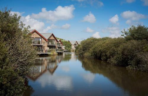 Winnard's Perch House | Waveside-Waterside with hot tubResort PoolGym