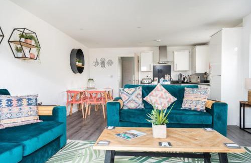 Winnard's Perch House | Waveside-Waterside with hot tubResort PoolGym