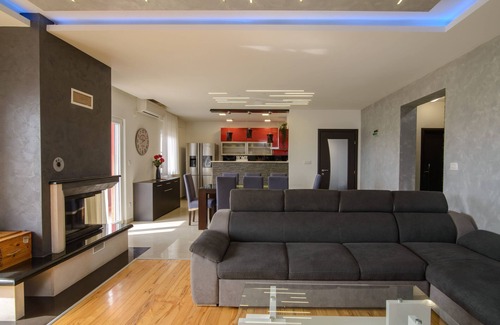 Kastel Stari Villa | Wawe Lux Holiday House with pool
