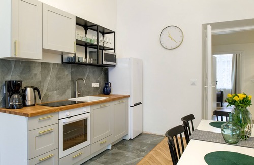 City Centre Apartment | WAWELOVE spacious 3 bedroom apt 1 min to Main Sqare!