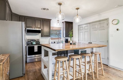Breaux Bridge House | Way of Wisdom · Modern design small town charmer w/fast wifi