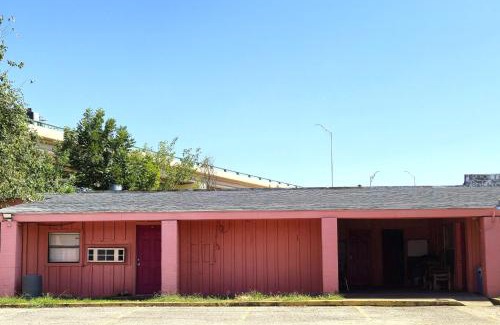 Cedar Crest Hotel | Way Side Inn by Hotel O Dallas near Fair Park Downtown