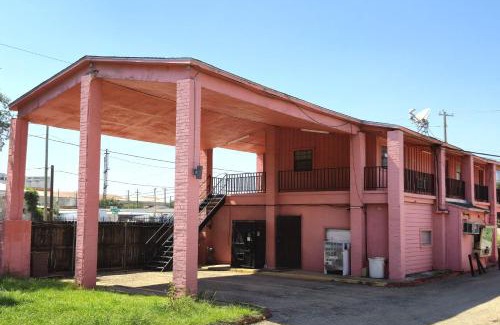 Cedar Crest Hotel | Way Side Inn by Hotel O Dallas near Fair Park Downtown