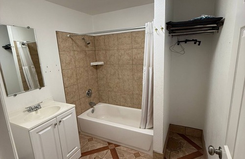 Cedar Crest Hotel | Way Side Inn by Hotel O Dallas near Fair Park Downtown