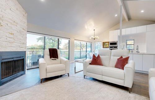 Horseshoe Bay Apartment | Way to the Bay