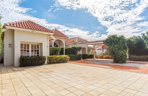 Wayaka Villa | Wayaca Retreat: 4BR 3BA, Private pool, renovated, close to beaches, quiet area.