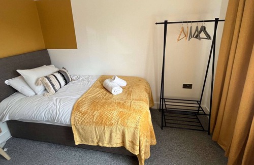 Swindon Apartment | Wayfield Serviced Apartment - 2 bedrooms, Free WIFI, Netflix & Parking