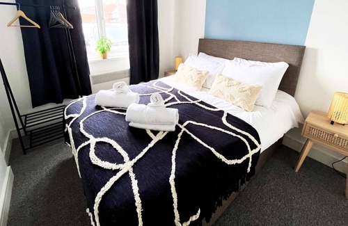 Swindon Apartment | Wayfield Serviced Apartment - 2 bedrooms, Free WIFI, Netflix & Parking