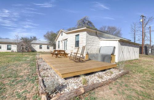 Fredericksburg House | Waylons House-Hot Tub Shared Party Barn with Games