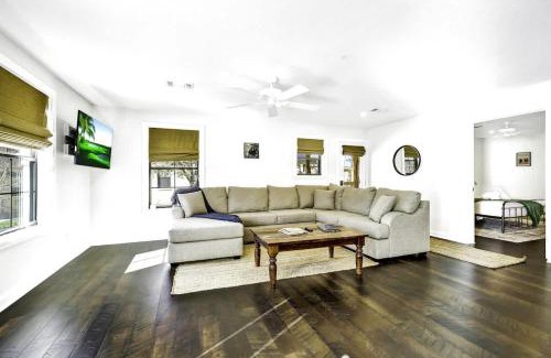 Fredericksburg House | Waylons House-Hot Tub Shared Party Barn with Games