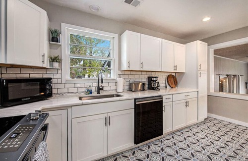 North Charleston House | Waylyn Chic~Very Convenient Location, Pool Table!