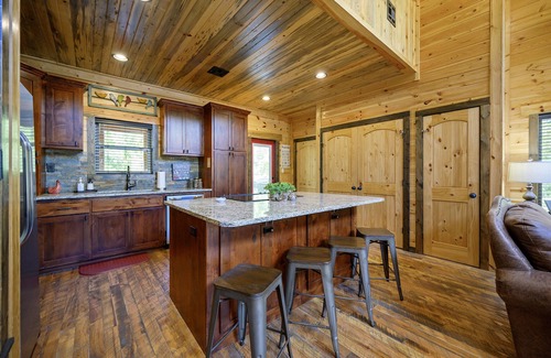 Broken Bow Cabin | Waymaker, Couples, Hot Tub, Firepit, Soaker Tub