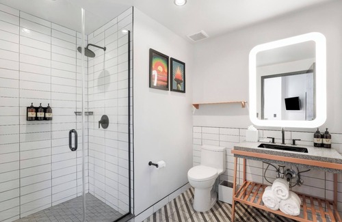 East Nashville Hotel | Waymore's Guest House & Casual Club