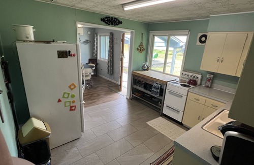 Cloverdale House | Wayside Cabin #185 - Cozy, affordable, water views near Sandlake