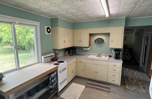 Cloverdale House | Wayside Cabin #185 - Cozy, affordable, water views near Sandlake