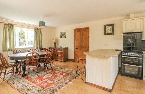 Storwood Cottage | WAYSIDE COTTAGE, family friendly, with hot tub in Pocklington