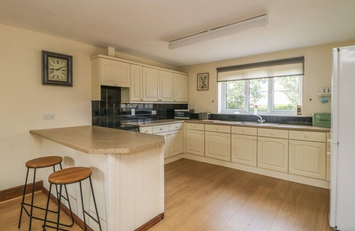Storwood Cottage | WAYSIDE COTTAGE, family friendly, with hot tub in Pocklington