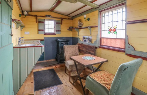 Storwood Cottage | WAYSIDE COTTAGE, family friendly, with hot tub in Pocklington