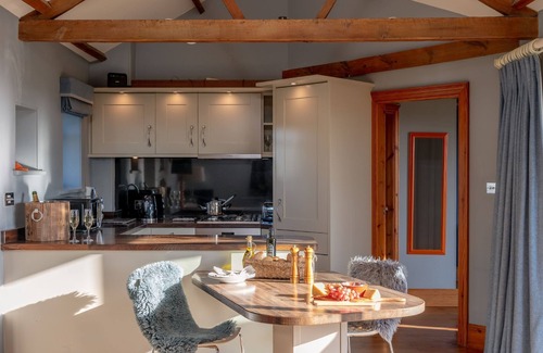 Richmond Cottage | Wayside Cottage - a cottage that sleeps 2 guests in 1 bedroom