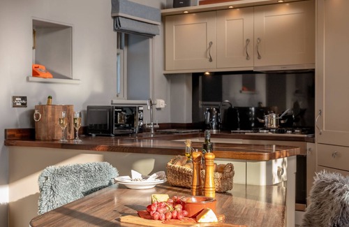 Richmond Cottage | Wayside Cottage - a cottage that sleeps 2 guests in 1 bedroom