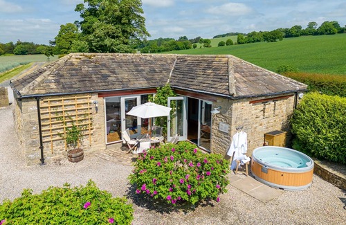 Richmond Cottage | Wayside Cottage - a cottage that sleeps 2 guests in 1 bedroom