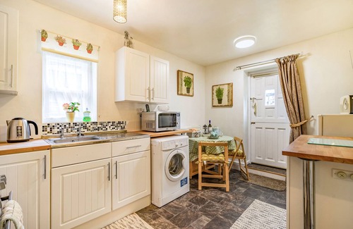 Staindrop Cottage | WAYSIDE COTTAGE, pet friendly, country holiday cottage in Staindrop