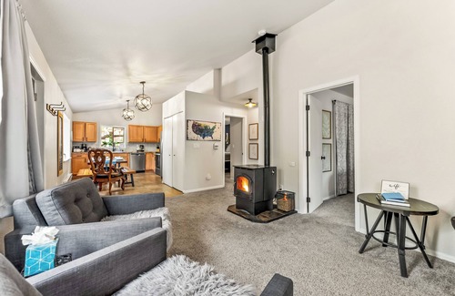 Divide Cabin | Wayward Lodge- Hot Tub- Fire Pit- Secluded