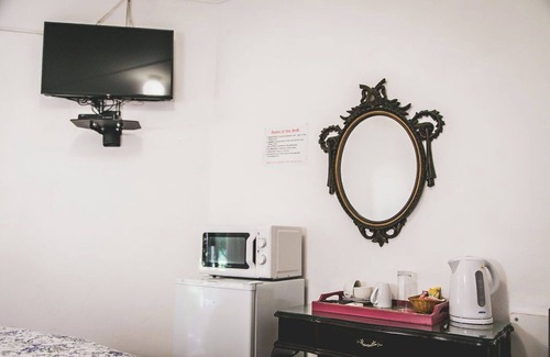 Komani Bed & Breakfast | We are a modern,upmarket,spacious,AA Recommended. 3 star accommodation.