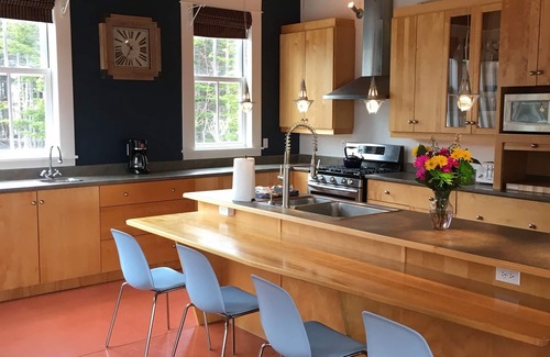 Torbay House | We are Canadian! Modern Salt Box with Amazing Ocean Views 10mins from St. John's