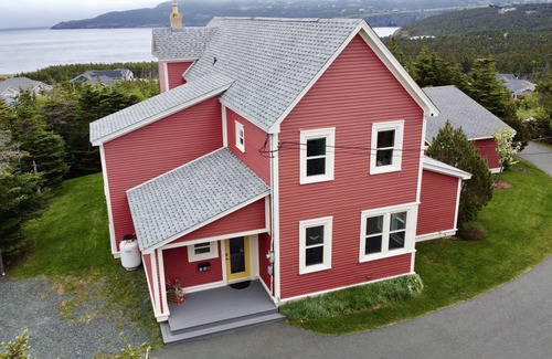 Torbay House | We are Canadian! Modern Salt Box with Amazing Ocean Views 10mins from St. John's