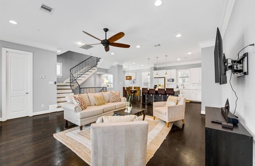 Shady Acres House | We Have Electricity! Luxury Home in The Heights! Pet Friendly, Sleeps 8